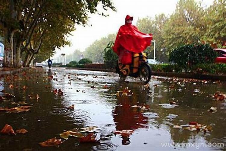 梦见下雨是成河什么征兆解梦女生