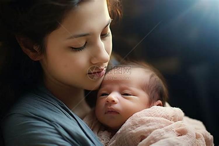 老年女人梦见自己抱着婴儿