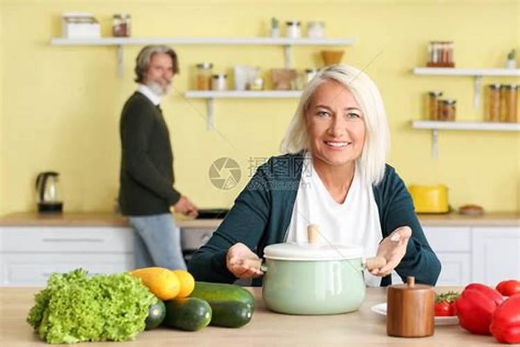 梦见已故的婆婆还活着在家做饭