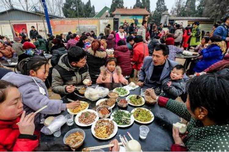 梦见好多人吃酒席自己没地方坐席