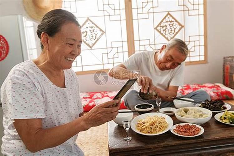 梦到离婚的前夫在我家吃饭