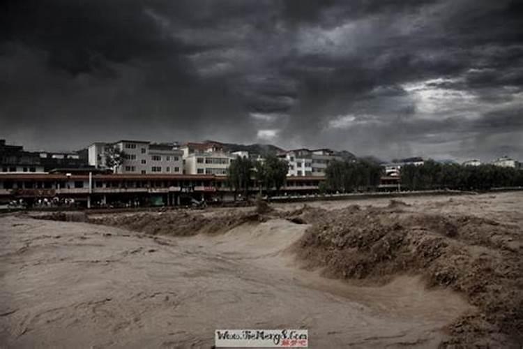 梦见下大雨发大水是什么意思周公解梦