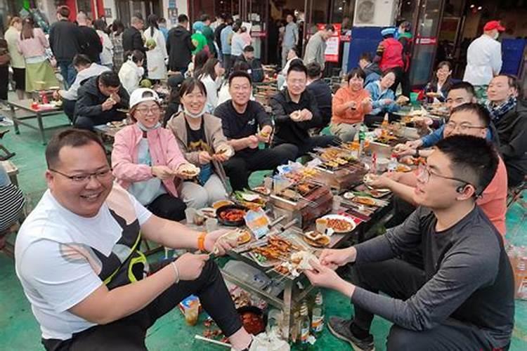 梦见上祖坟，还吃烧烤