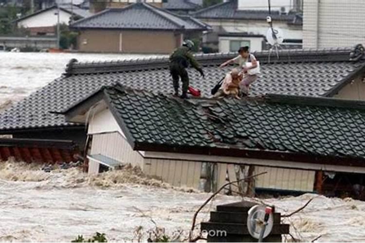 梦见坟墓被水冲开露出棺材