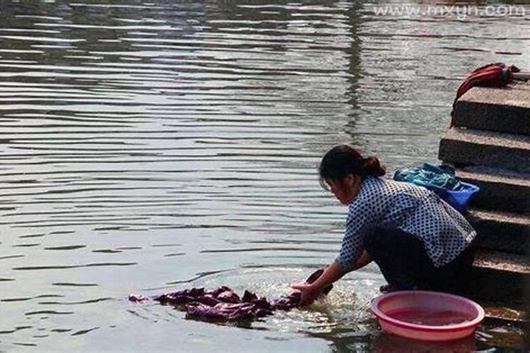 梦见洪水把衣服冲走了好不好