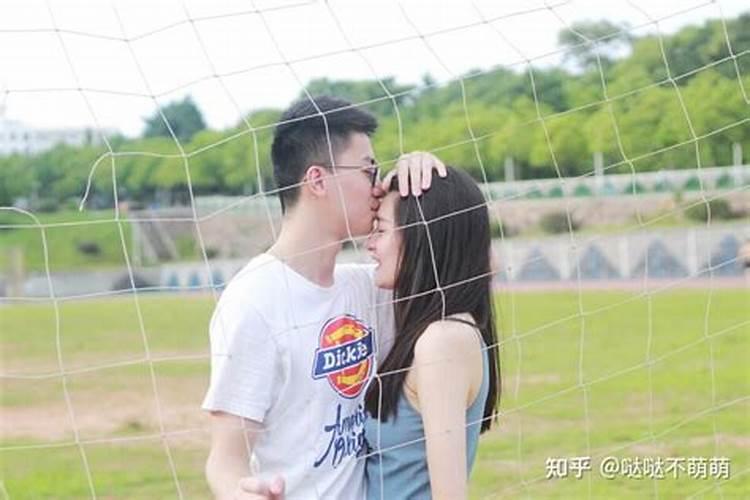 梦见和初中女同学亲热是什么意思