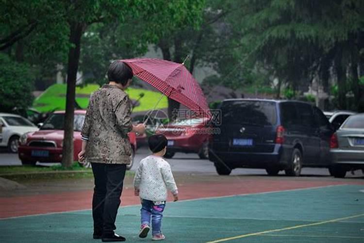 梦到去看小孩下大雨