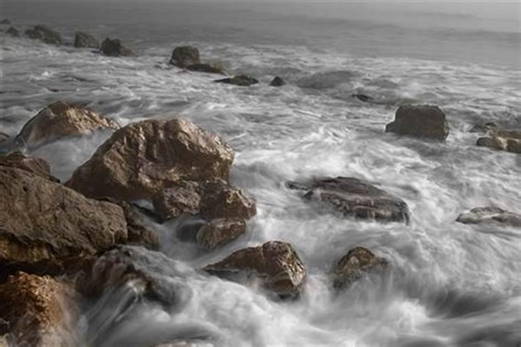 梦见大海涨潮死去好多人