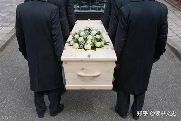 梦见死去的人和棺材都放在一起