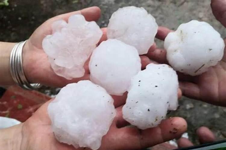 梦见下雨下冰雹是什么意思女人