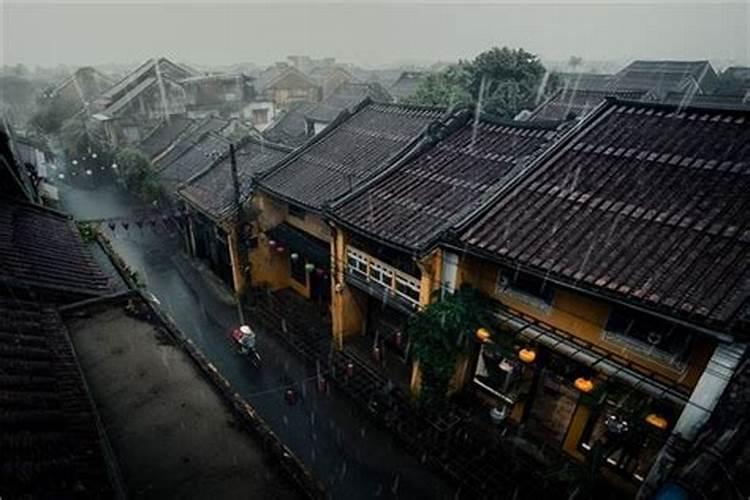 梦到下雨房子漏雨床上有水