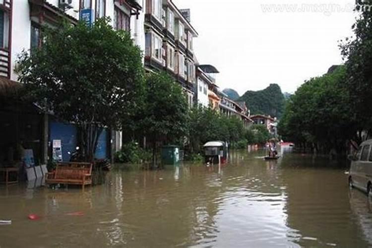 梦见回家路上下了好大的雨