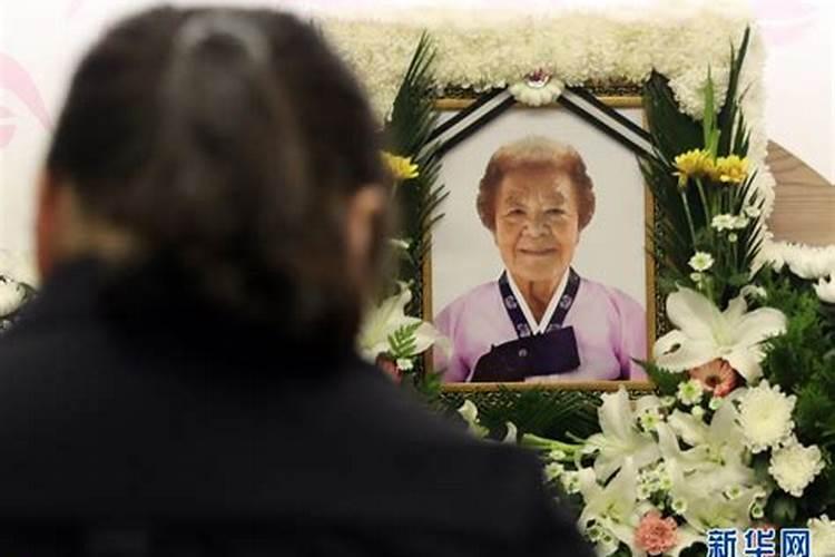 梦见活着的奶奶死去