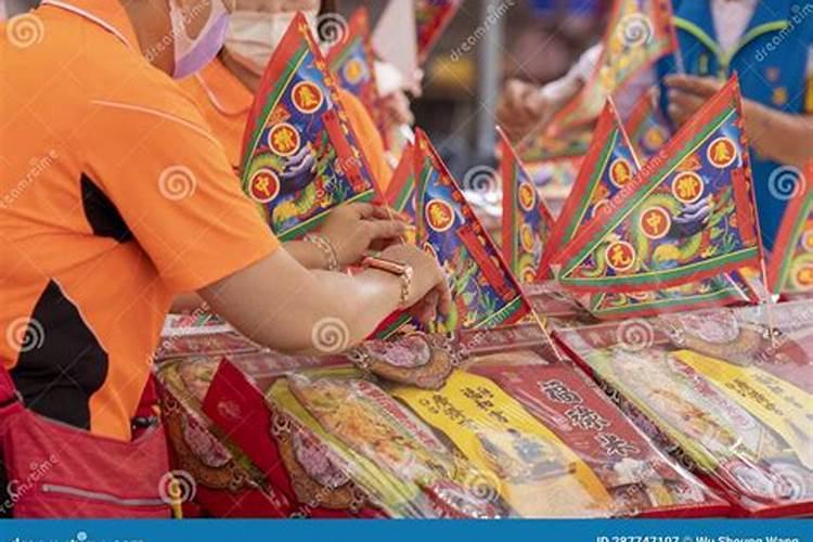 鬼节当天吃祭品