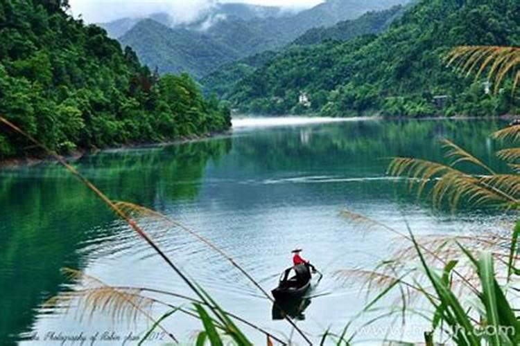 女人梦见水流很大水很清澈