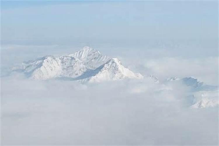 女人梦见雪山什么意思