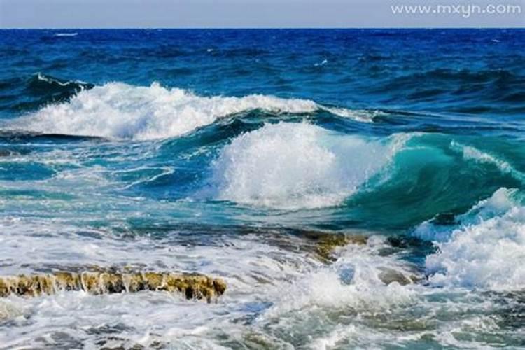 梦见大海波涛汹涌下雨