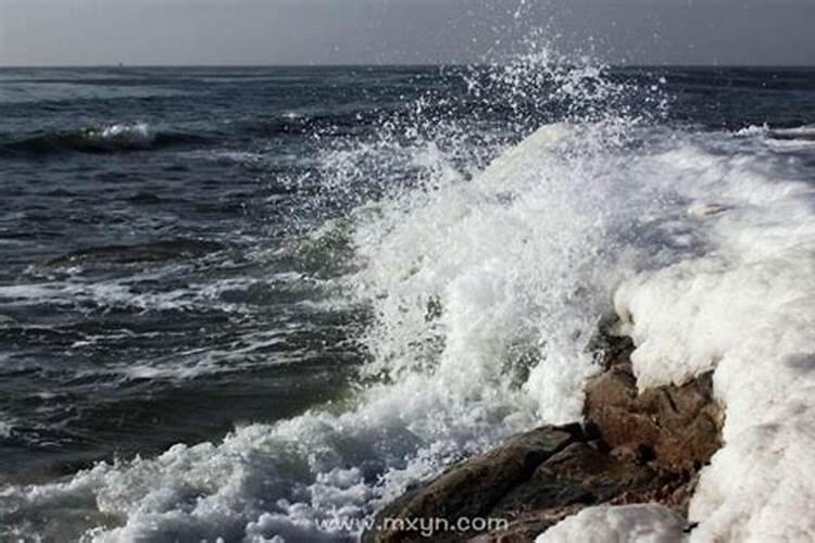 梦见大海波涛汹涌自己站在高处