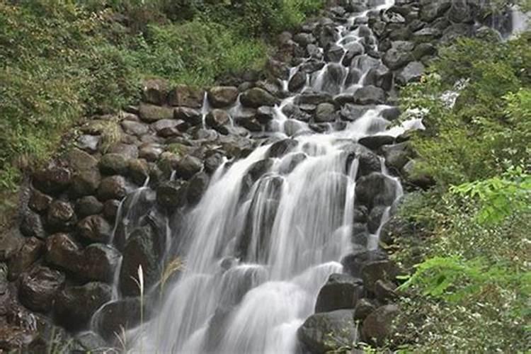 梦见山上流水下来是什么意思