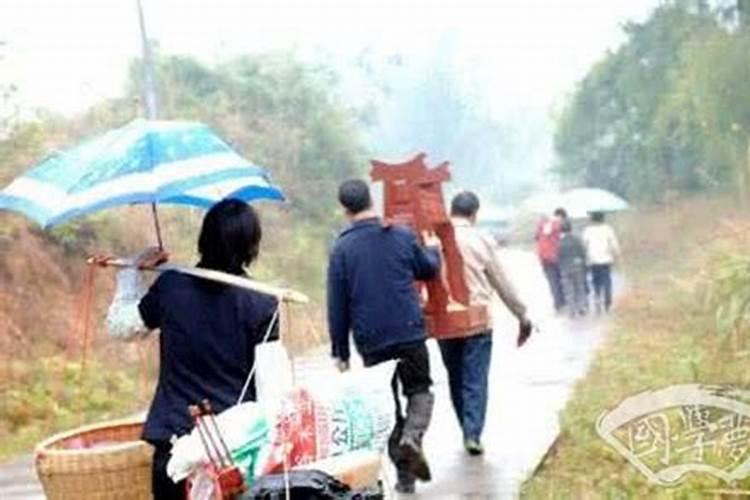 清明节去山上祭祖