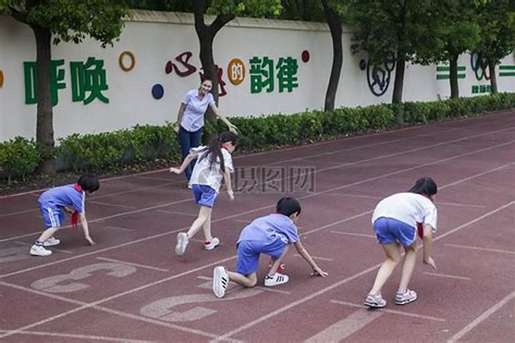 梦见很多同学在学校操场上