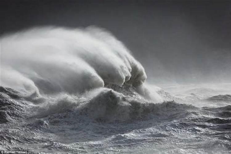 梦见大海波涛汹涌狂风巨浪