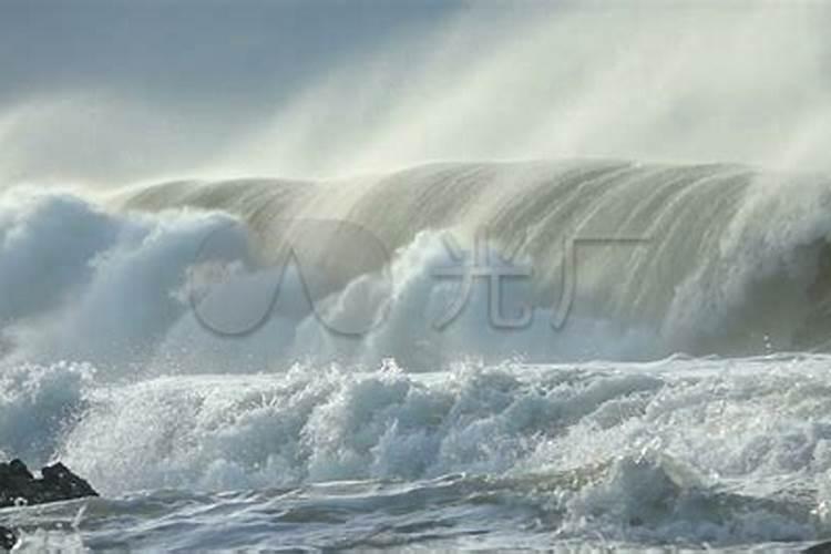 梦见大海波涛汹涌狂风巨浪