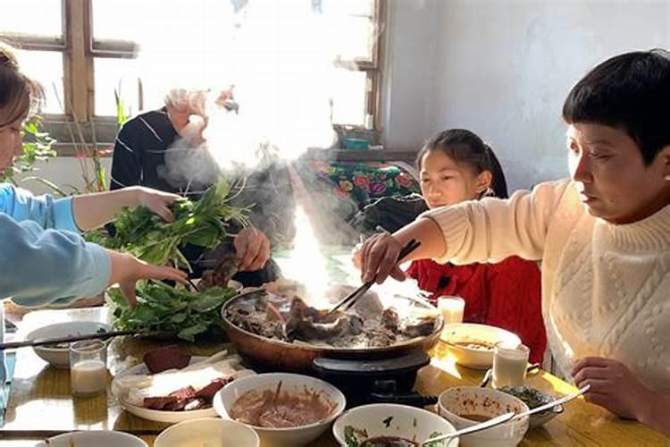 梦见从外地回家做饭