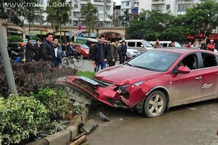 梦见别人出车祸死人什么预兆