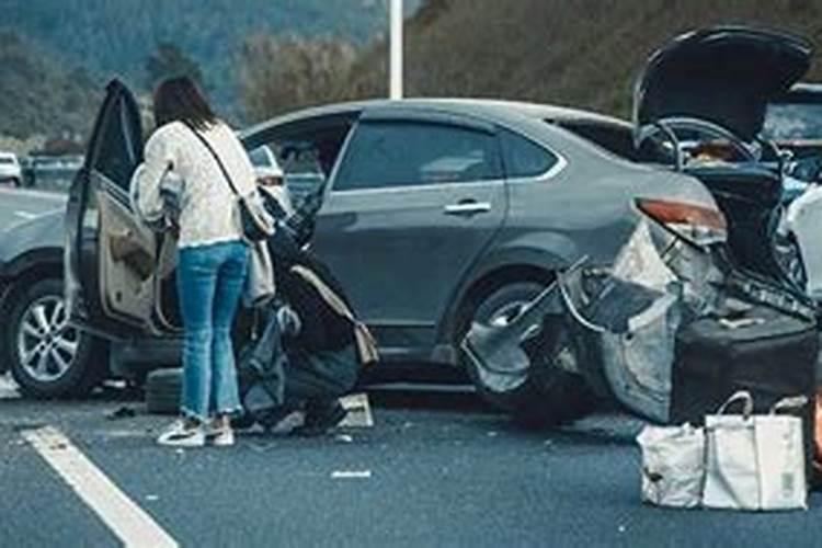 梦到别人车压死一小女孩