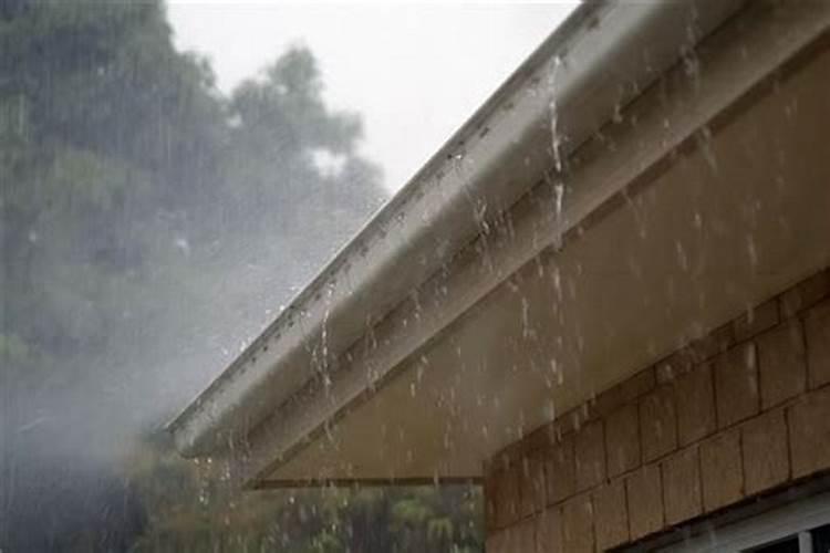 梦到下雨屋里漏雨是什么意思