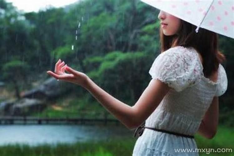 冬天梦见下雨是什么征兆女性