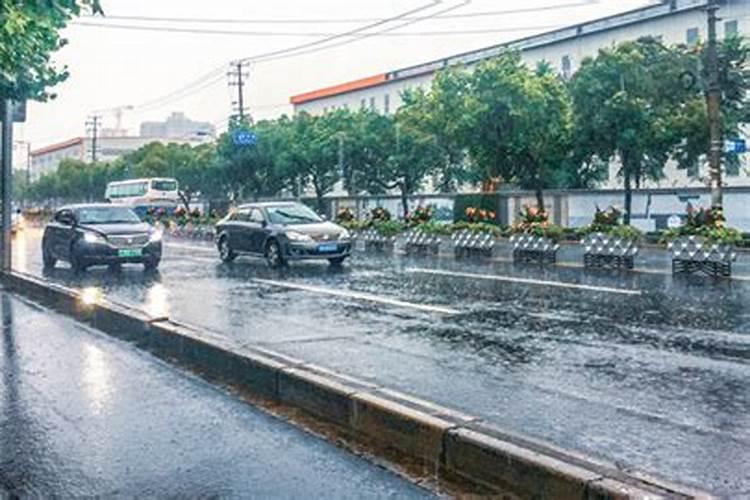 男人梦见下雨是怎么回事