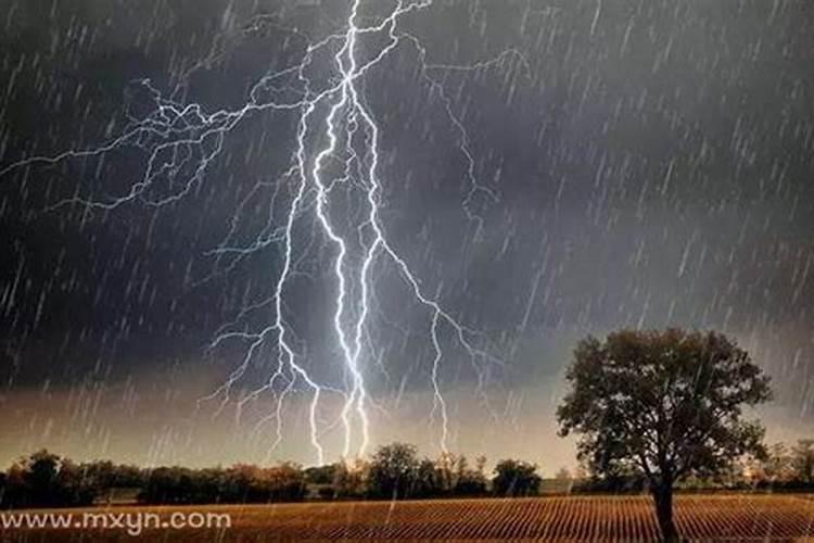 做梦梦到下大雨并且看到有闪电是怎么回事