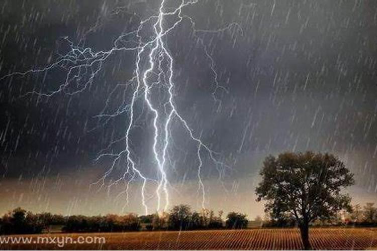 做梦梦到下大雨并且看到有闪电是怎么回事