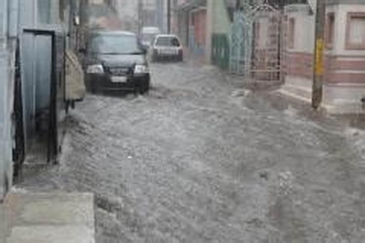 梦到下大雨发大水是什么意思