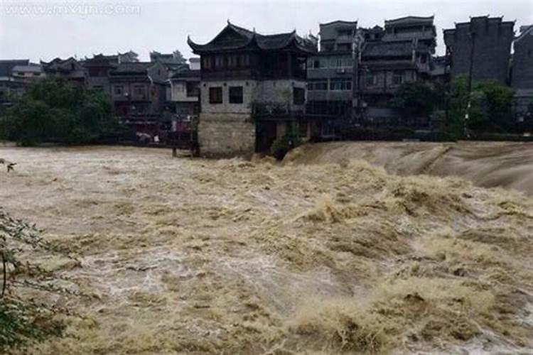 梦见渠里流大水