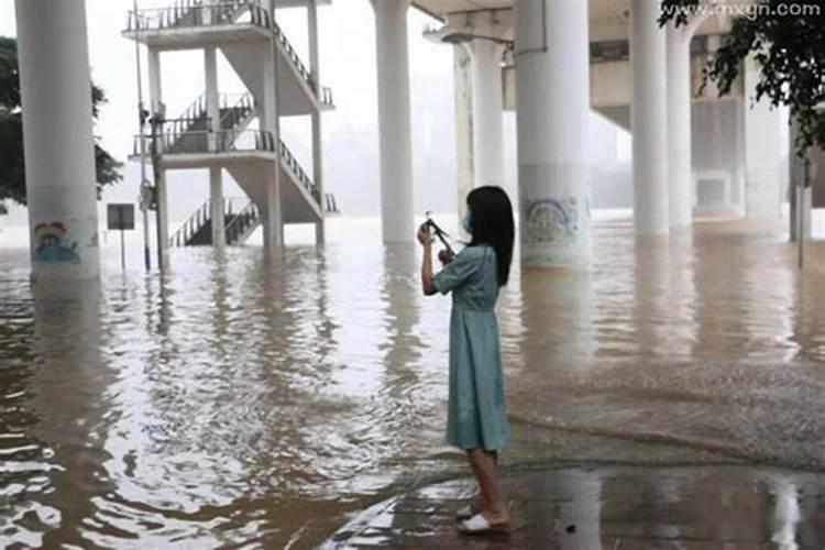 女人梦见涨水预示着什么