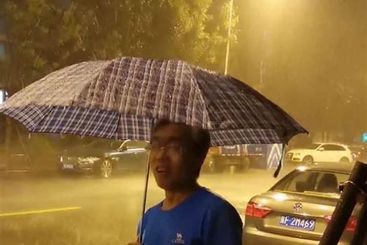 梦见弟弟病的很严重,下暴雨