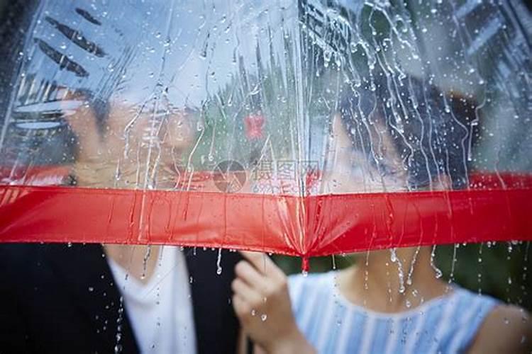 孕妇梦见下雨打伞