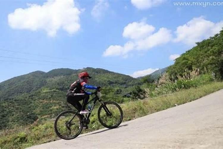 梦见骑自行车走山路