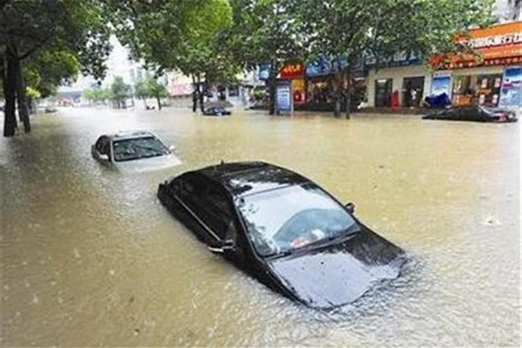 梦见洪水上涨困住人