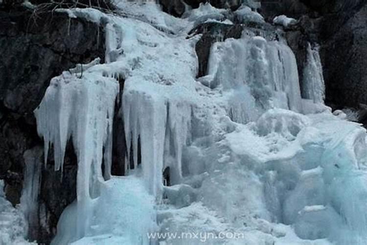 梦见坑水结冰