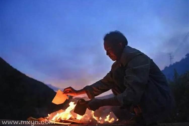 梦见给祖先上坟是什么意思