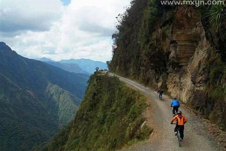 梦见骑自行车走山路