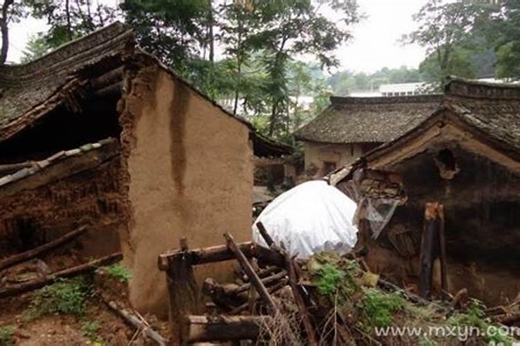 梦见老家房子被雨下塌了是什么意思