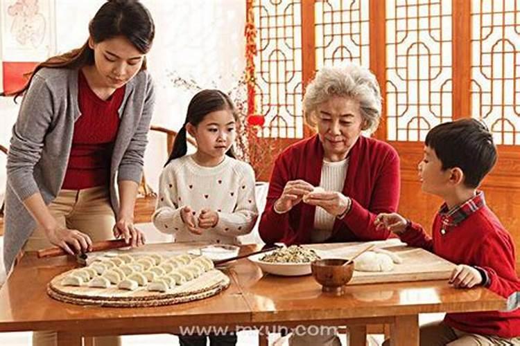 梦见家里来人包饺子