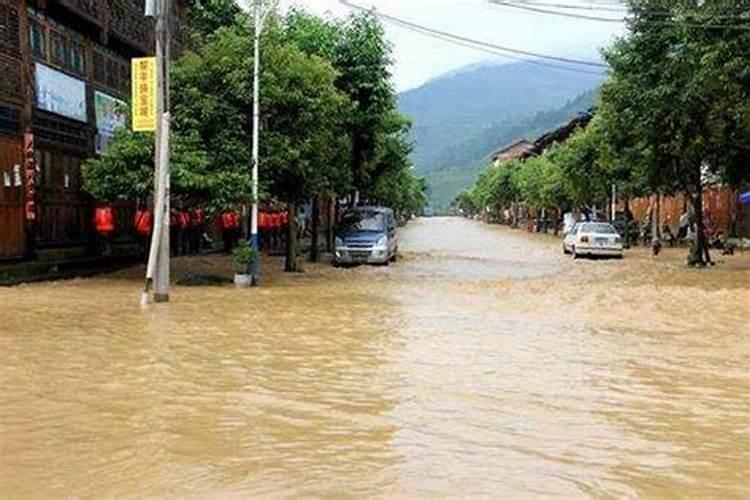 梦见洪水淹没道路阻碍我通过