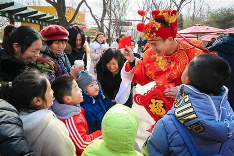 梦见从树上掉下来摔死了好多人