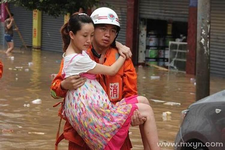 梦见下雨发大洪水什么意思